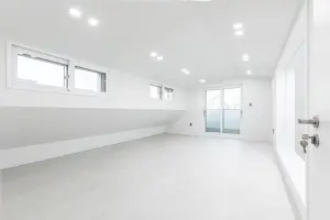 밝고 넓은 화이트 복층 주택 다락 공간 인테리어